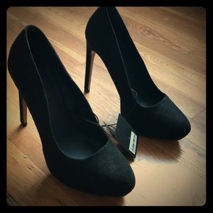 New never worn, black high heel pumps